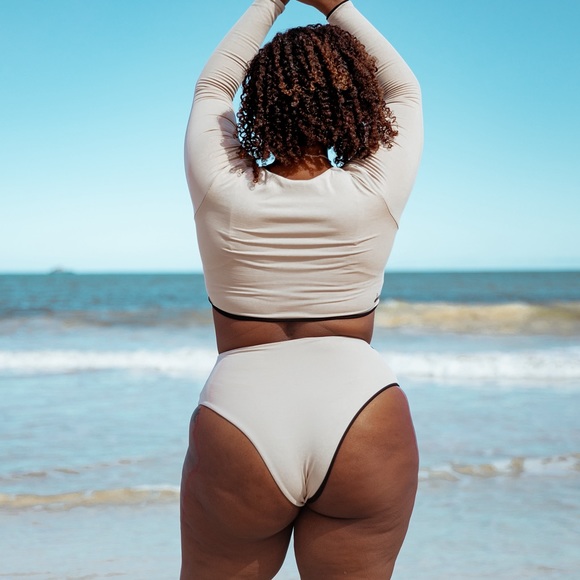 REVERSIBLE SUSTAINABLE LONG SLEEVE BIKINI BLACK & TAN - Picture 9 of 9